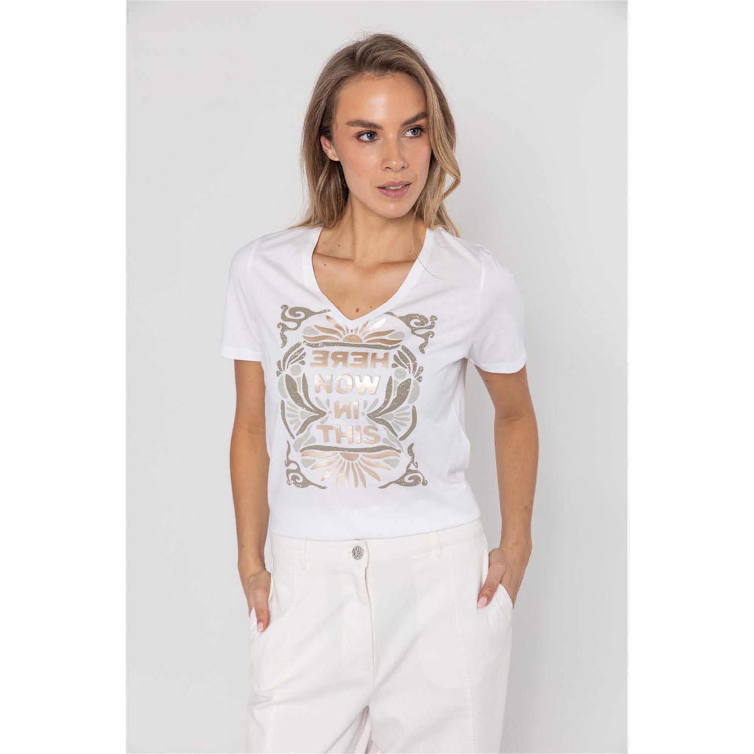 V-neck T-shirt made of 100% cotton with artwork. Pair with one of our jackets for a layered look.