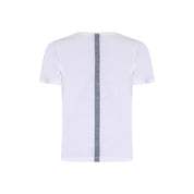 V-neck T-shirt made of 100% cotton with artwork. Pair with one of our jackets for a layered look.