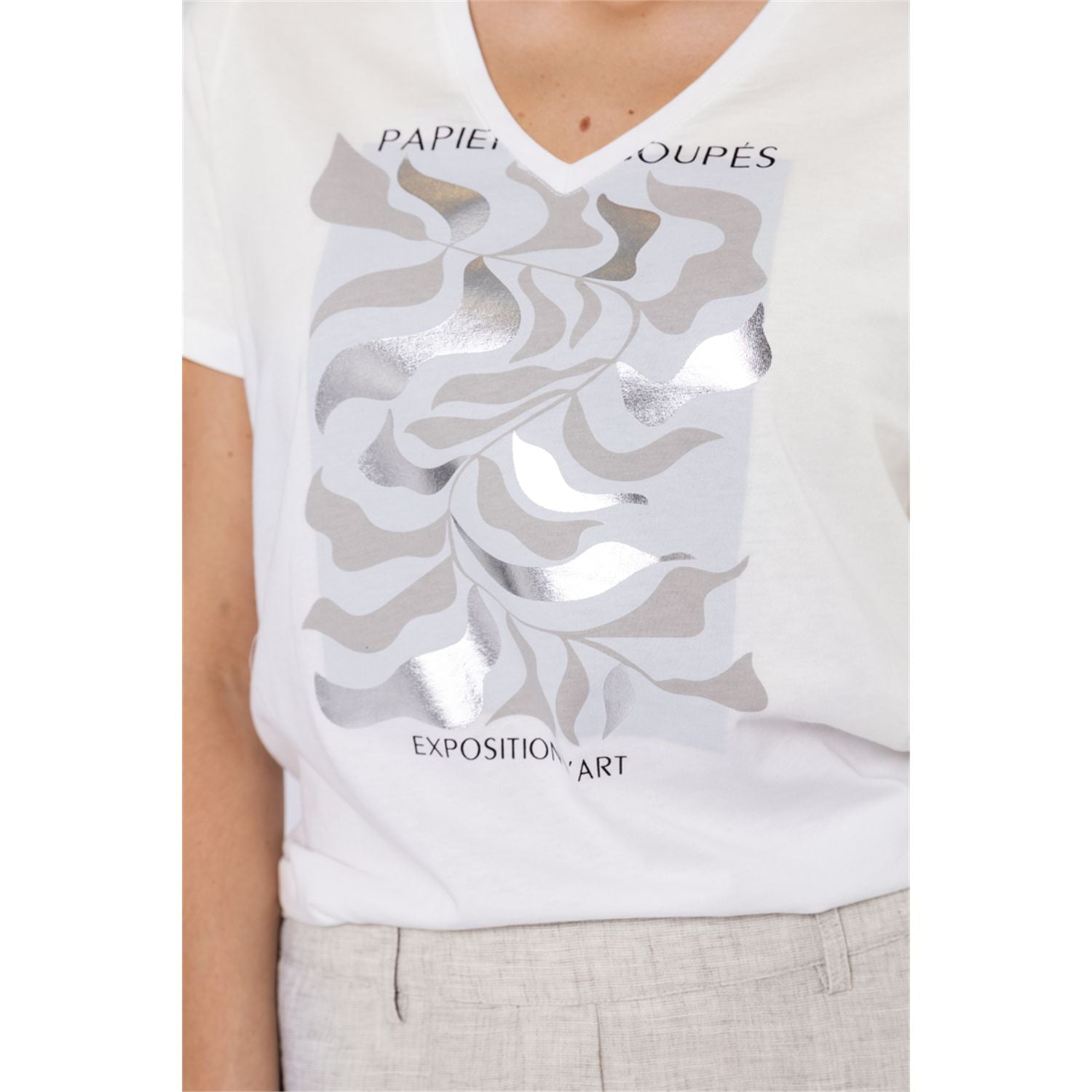 V-neck T-shirt made of 100% cotton with artwork. Pair with one of our jackets for a layered look.
