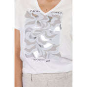 V-neck T-shirt made of 100% cotton with artwork. Pair with one of our jackets for a layered look.
