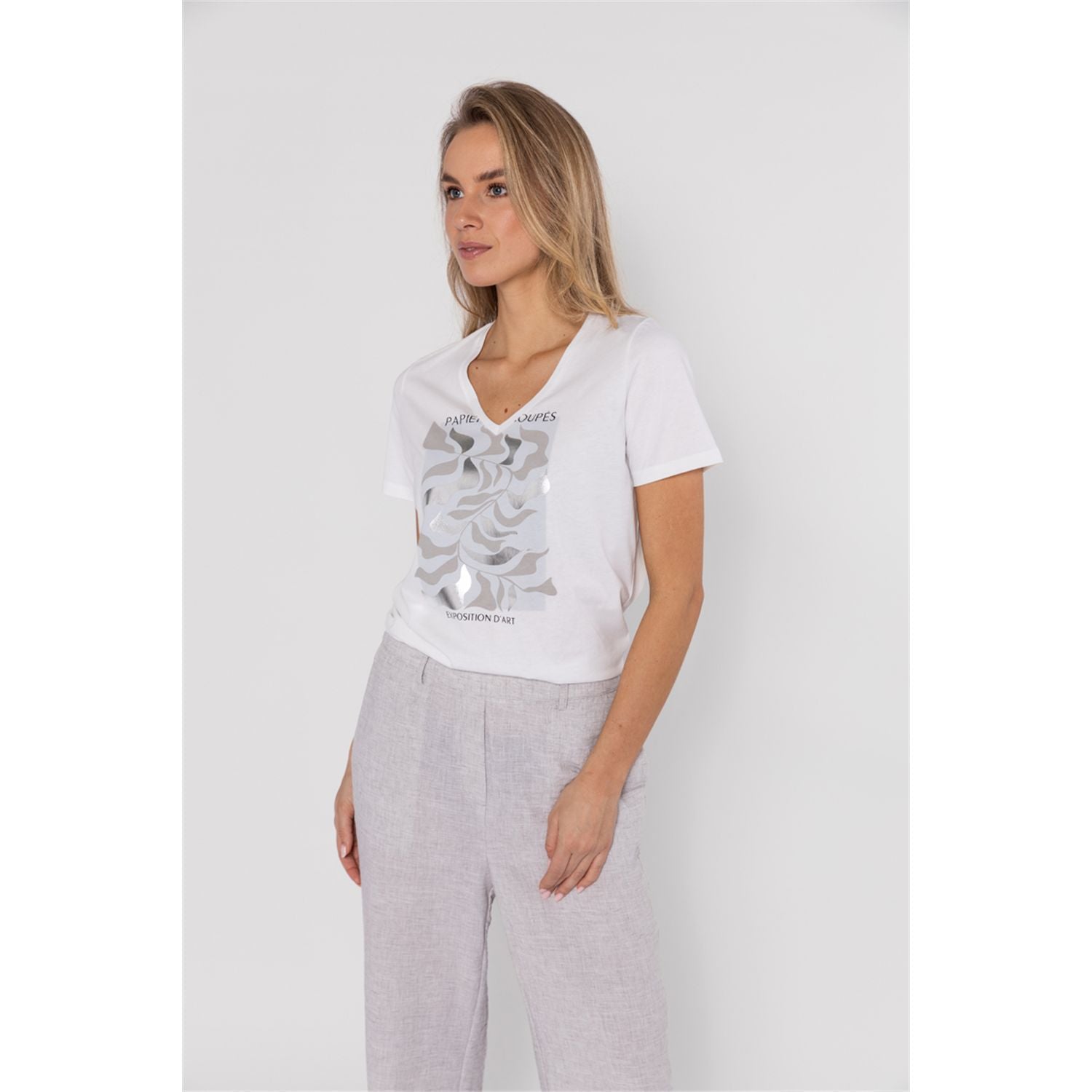 V-neck T-shirt made of 100% cotton with artwork. Pair with one of our jackets for a layered look.