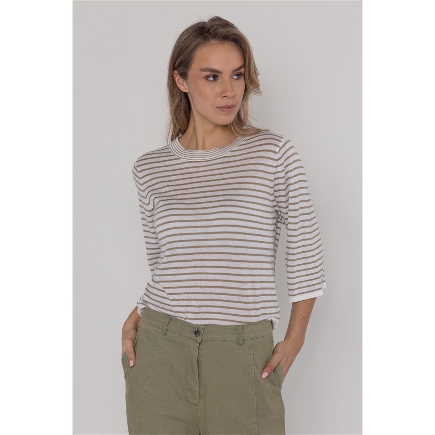 Striped sweater made of 60% viscose and 40% cotton. Airy and thin, ideal for warmer days.