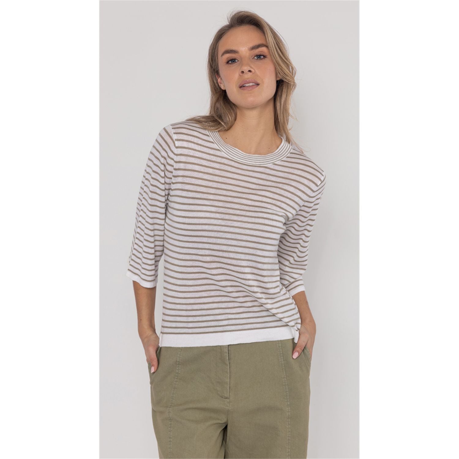 Striped sweater made of 60% viscose and 40% cotton. Airy and thin, ideal for warmer days.