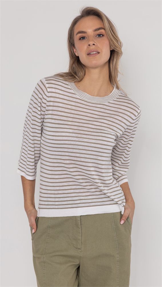 Striped sweater made of 60% viscose and 40% cotton. Airy and thin, ideal for warmer days.