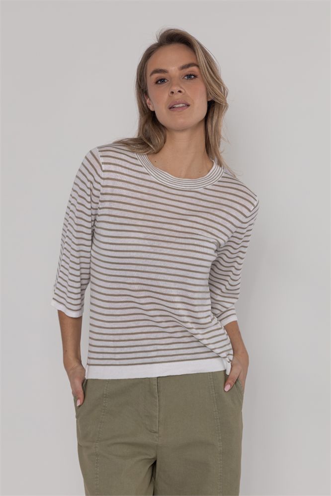 Striped sweater made of 60% viscose and 40% cotton. Airy and thin, ideal for warmer days.