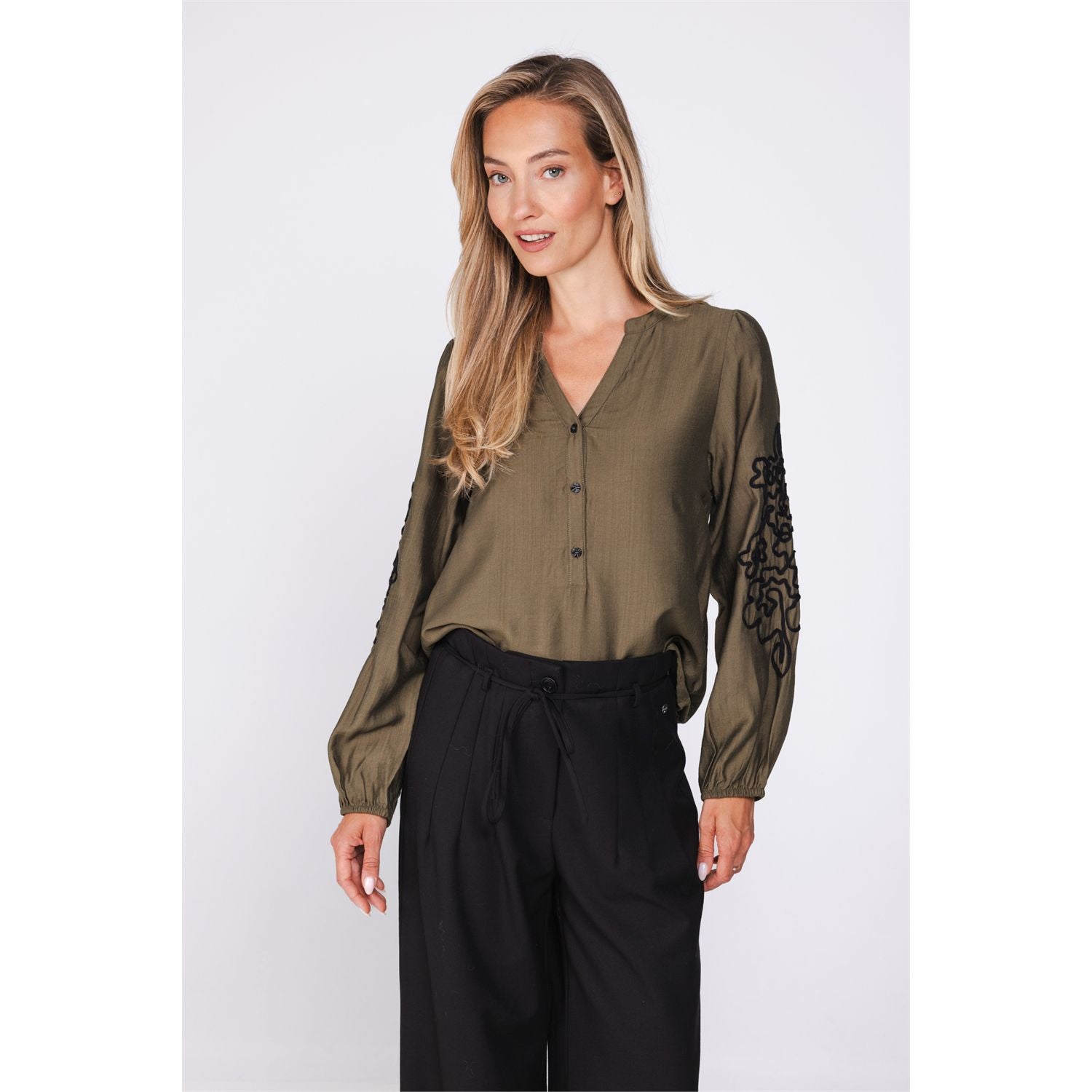 Blouse embroidery sleeve